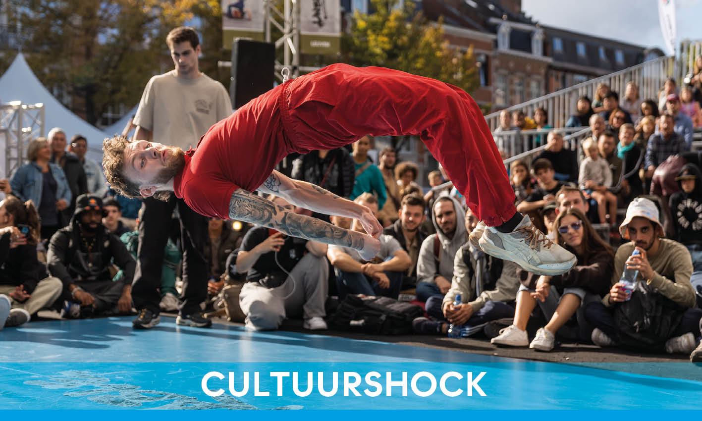 breakdancer in rode broek en t-shirt